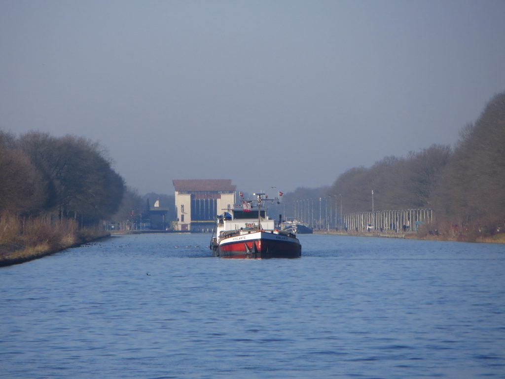 Twentekanaal op weg naar de sluis bij Eefde.