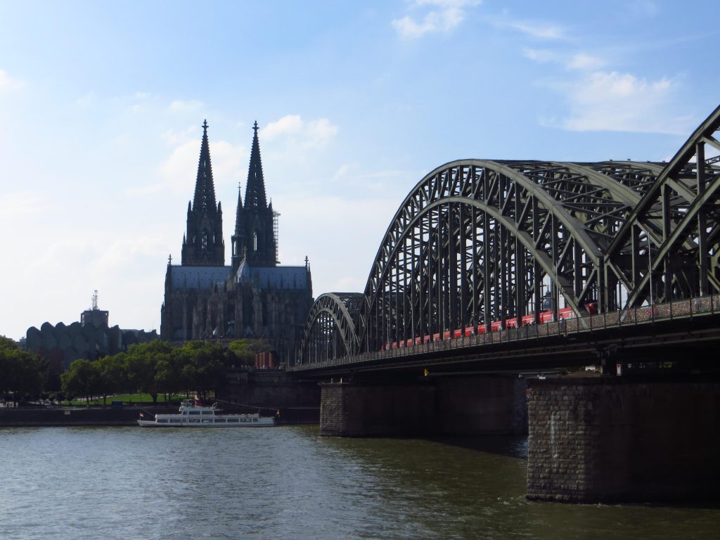 De Dom van Keulen en de Hohenzollernbrücke.