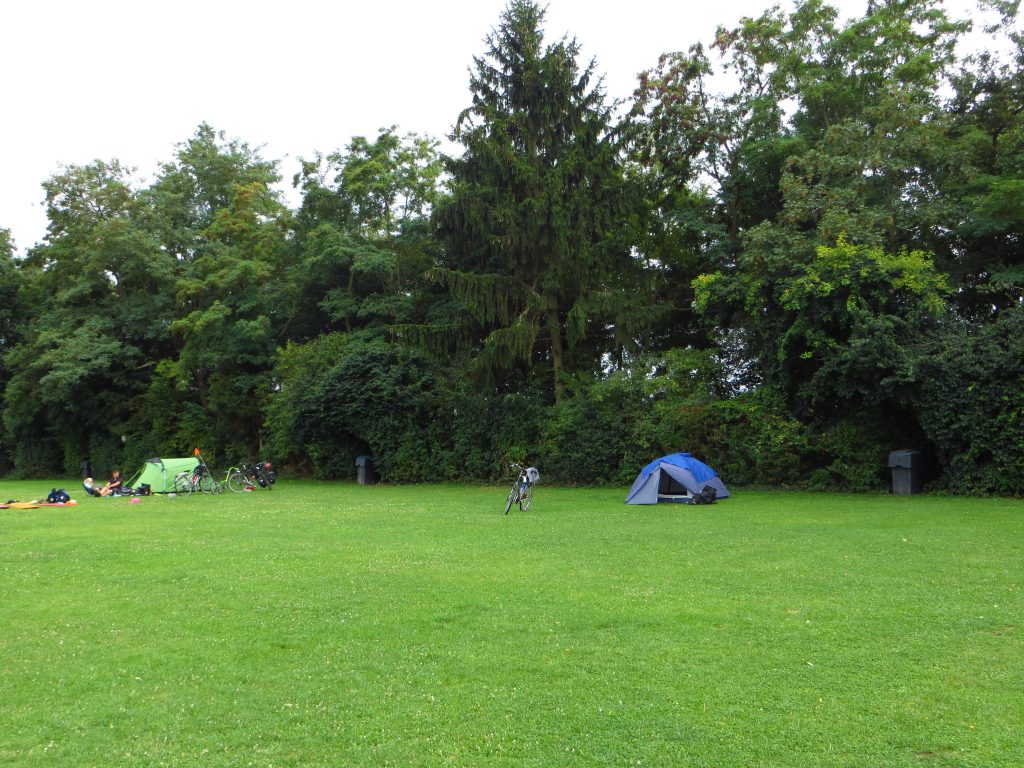 Er is ruimte genoeg op de camping.