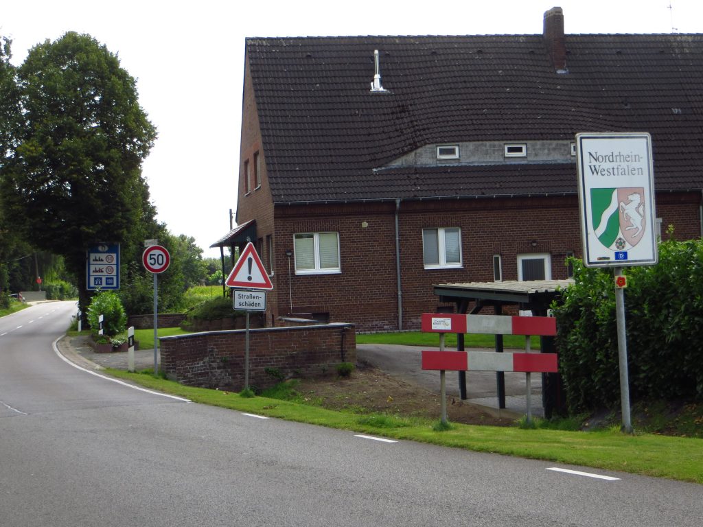 Grenspassage met Duitsland, onderweg op de fiets naar het DB station in Empel-Rees.