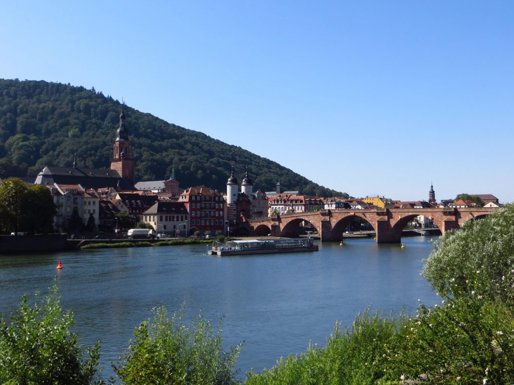 Rond het middaguur passeer ik Heidelberg aan de Neckar.