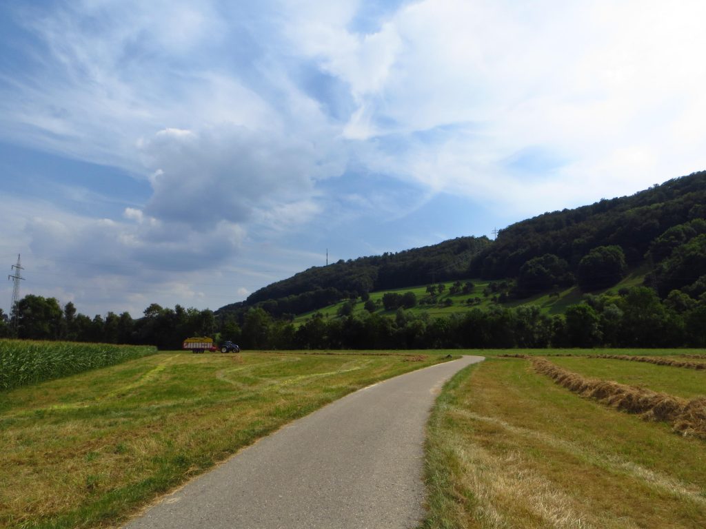 Door een breed dal gaat het richting de camping in Braunsbach. Het is weer mooi geweest voor vandaag.
