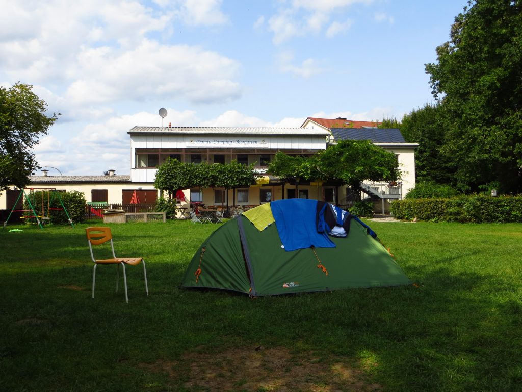 Gearriveerd op de camping in Dillingen an der Donau. Later komen er nog 4 tenten bij.
