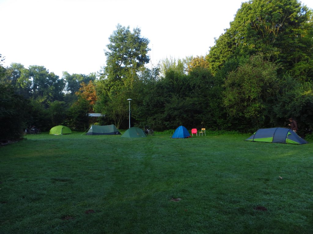 Als ik 's morgens wakker wordt is er blijkbaar gisterenavond nog een tent gearriveerd en staan we nu met 5 tenten.