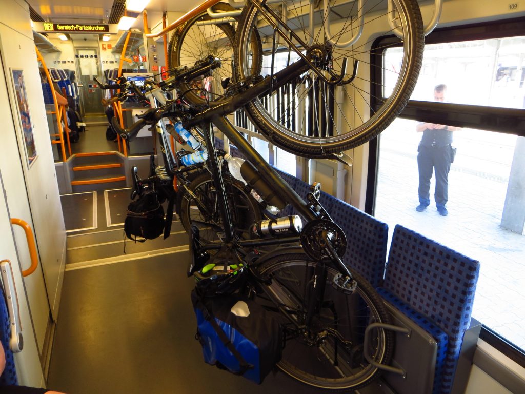 In deze trein moet je je fiets ophangen.