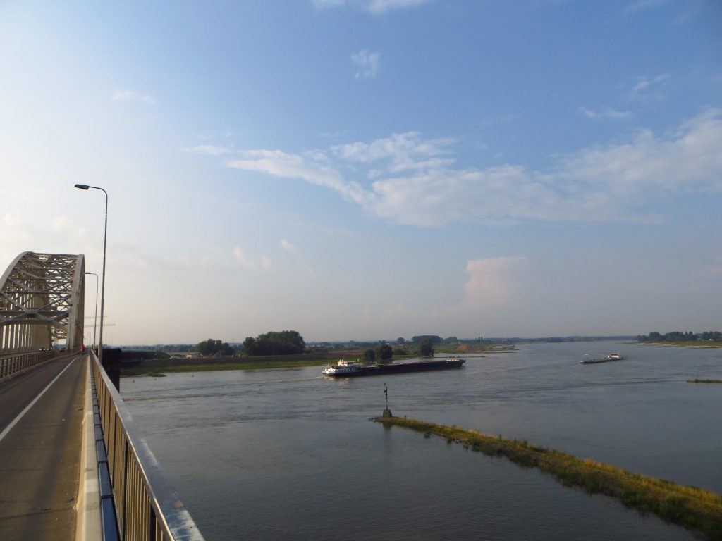 Een mooie blauwe lucht ontvouwt zich bij de Waalbrug in Nijmegen.