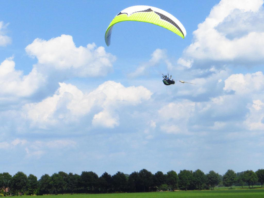 Paragliding in de Achterhoek in de omgeving bij Toldijk.