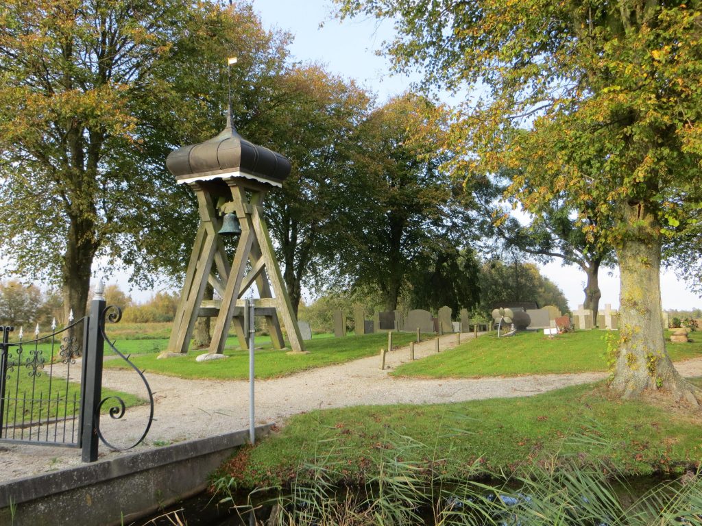 De klokkenstoel op de begraafplaats van Spanga.