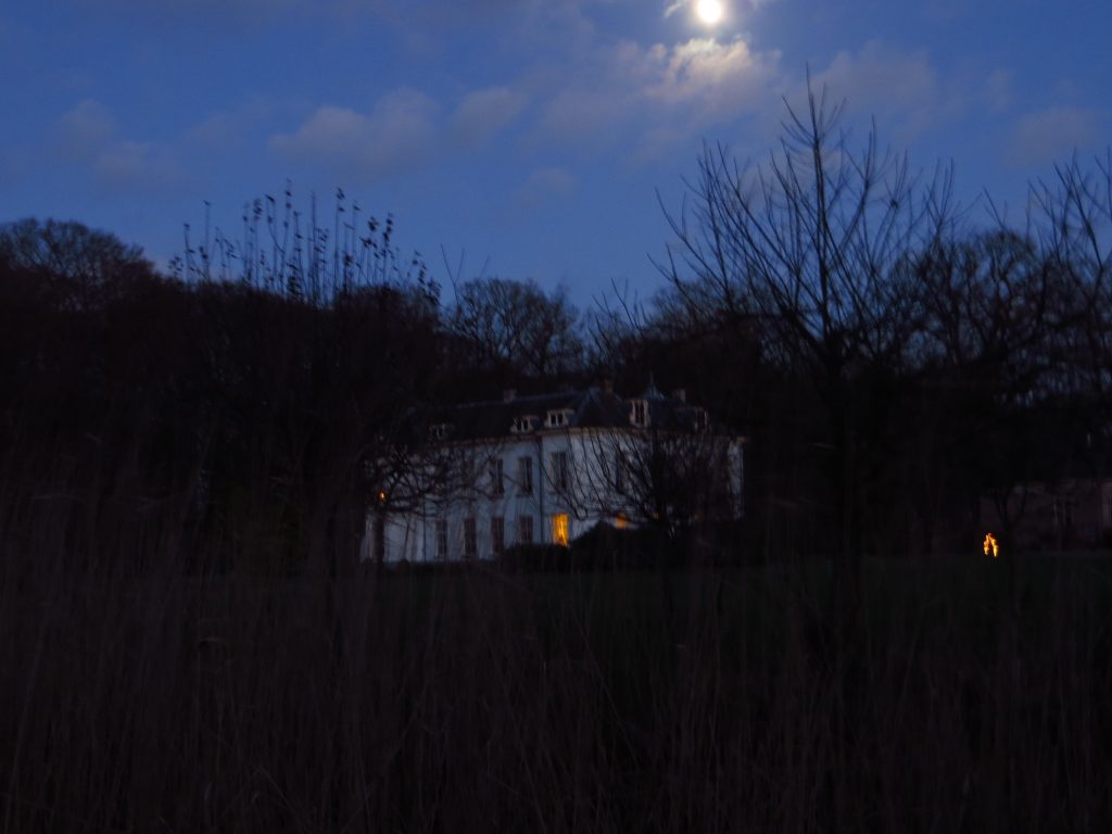 Het landhuis bij Leuvenheim met de maan, gefotografeerd al staande in de paardenstront.