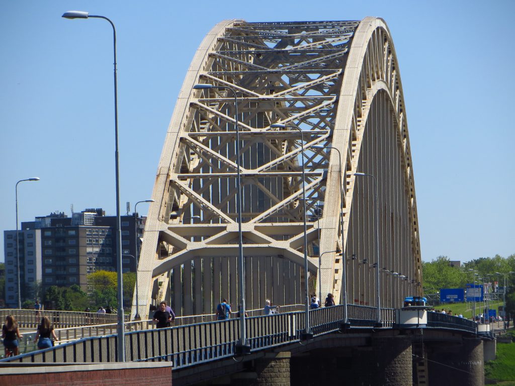 De Waalbrug bij Nijmegen blijft tocht altijd weer een imposante brug.