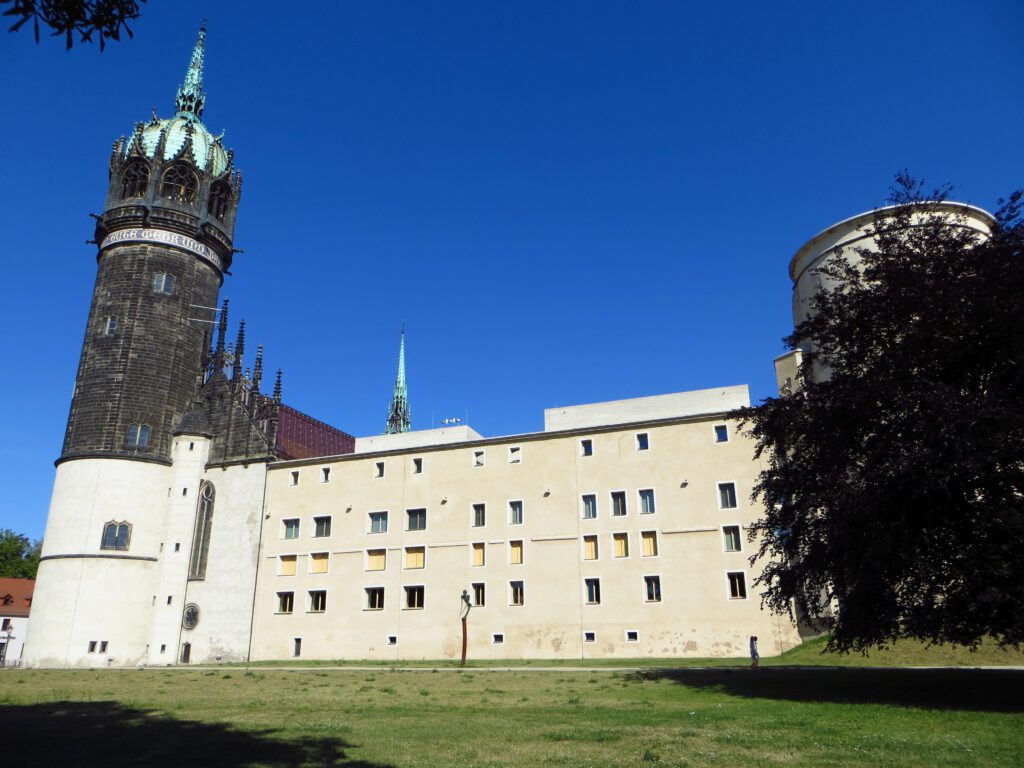 Slotkerk in Wittenberg, waar Maarten Luther zijn 95 stellingen aan de kerkdeur hing.
