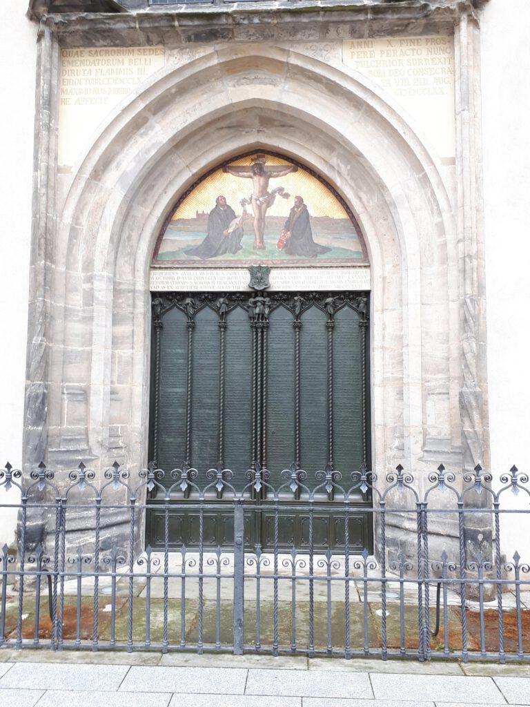 's Ochtends vroeg eerst naar de beroemde kerkdeur van de 95 stellingen.