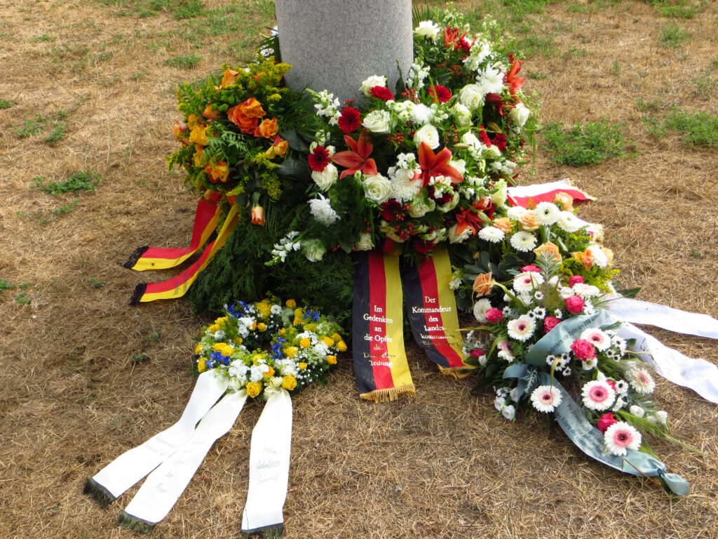 Bloemen bij het monument bij de Glienicker Brücke.