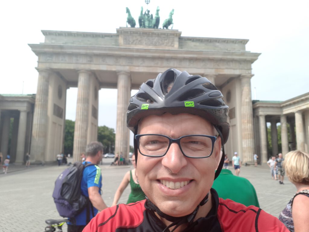 Om 12:00 passeer ik de Brandenburger Tor na 997 km.