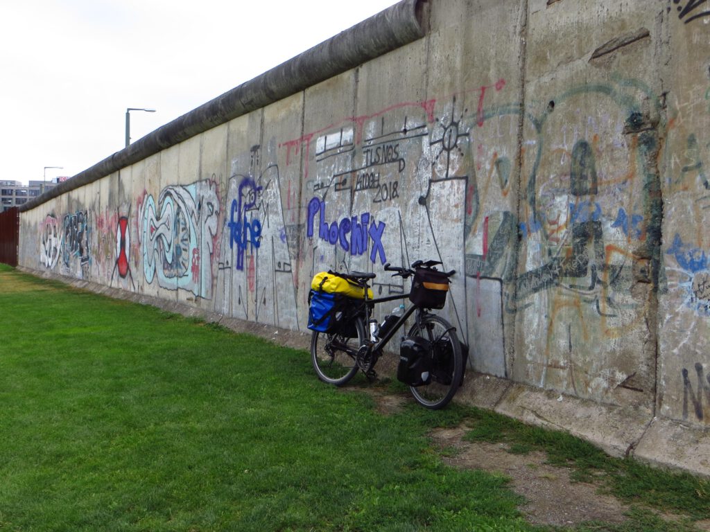 Die Gedenkstätte Berliner Mauer erinnert an die Teilung Berlins durch die Mauer und die Todesopfer an der Berliner Mauer.