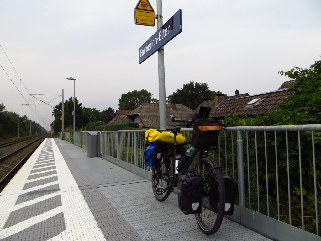 Uitgestapt op Emmerich-Elten net voor de Nederlandse grens, nu nog een klein stukje naar huis fietsen.
