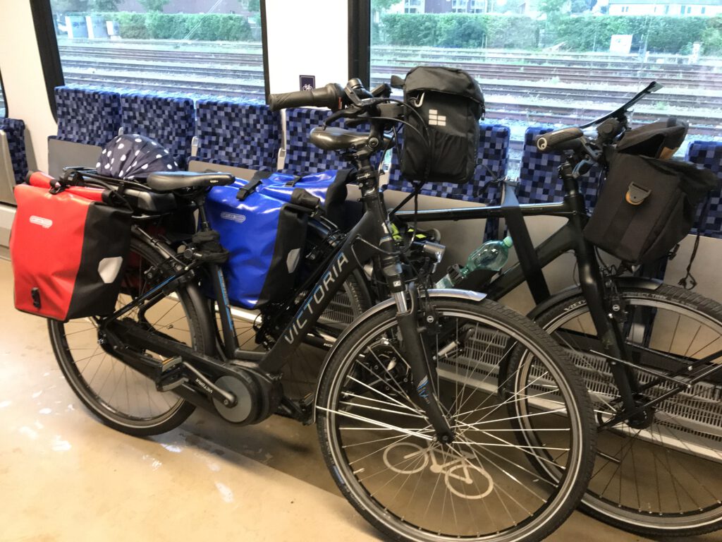 Onderweg met de fiets in de trein van Dieren naar Maastricht.
