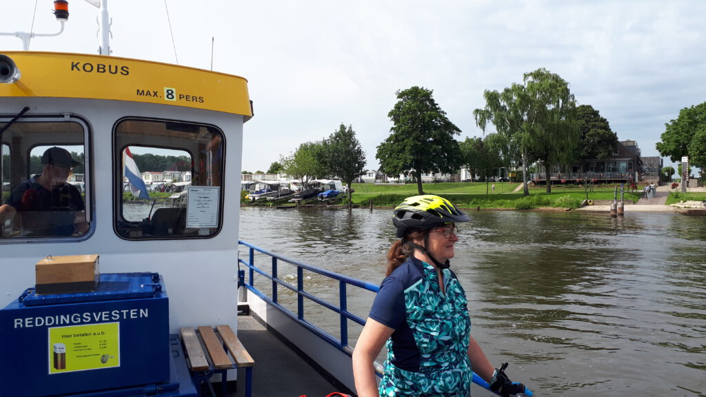 Met het fiets en voetveer de Maas oversteken bij Blitterswijck.