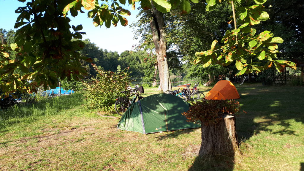 's Ochtend vroeg op de camping aan het meer.