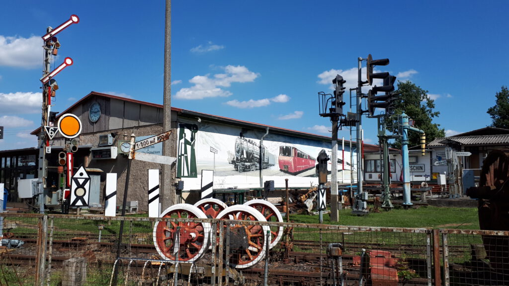 Vlak voor Letschin passeer ik een soort van spoorwegmuseum.