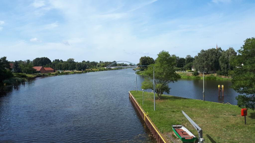 Af en toe gaat het ook langs een kanaal, dat parallel aan de Oder loopt.