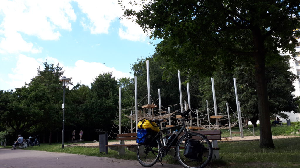 Tussen de middag pauzeren in een park in Schwedt/Oder.