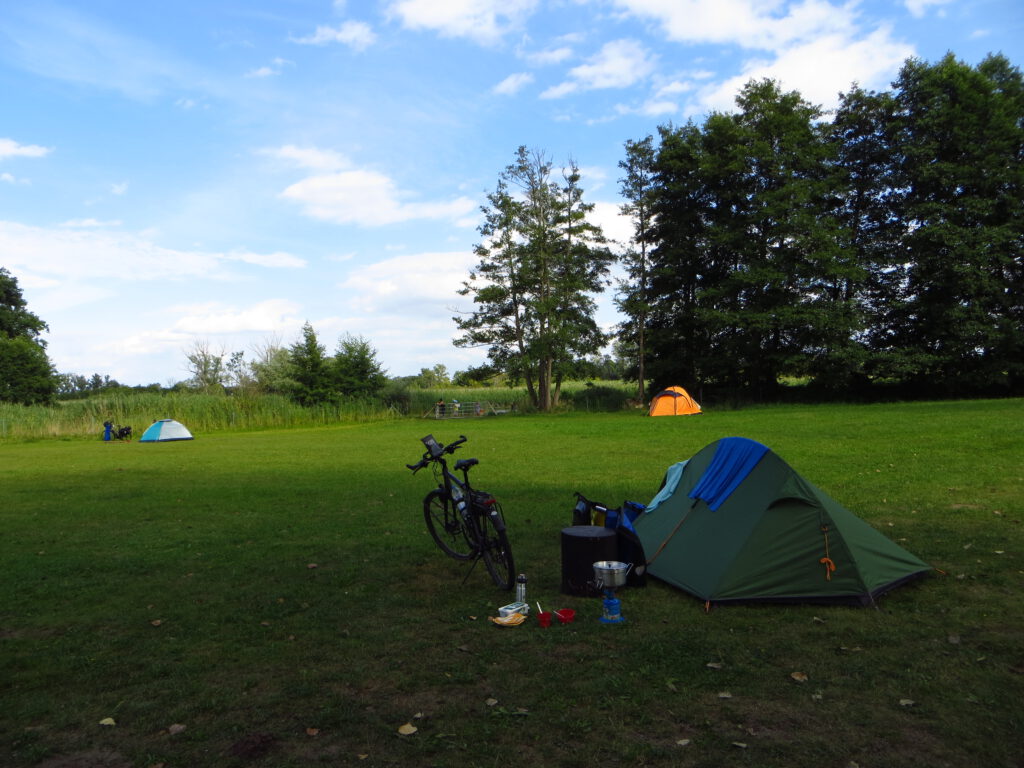Al halverwege de middag arriveer ik op de camping in Mescherin.