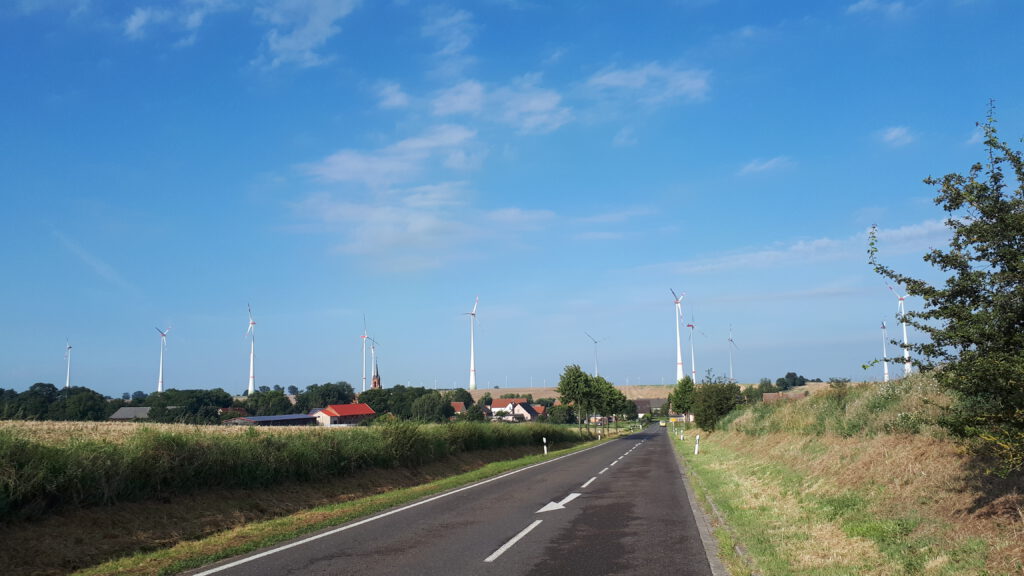 Het dorp heet Schönfeld, maar met al die windmolens er achter deed het toch minder schön aan.