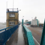 De wind en de regen proberen mij van de brug af te spoelen op weg naar het zonnigste eiland (Usedom) van Duitsland.