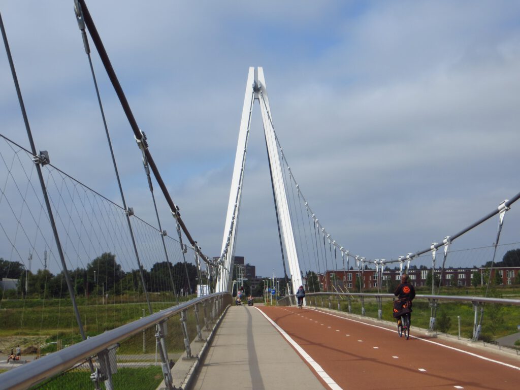 Met een mooie fietsbrug over het Amsterdam-Rijnkanaal.