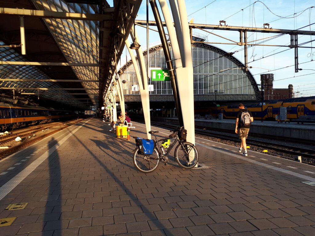 Gearriveerd op Amsterdam Centraal Station, de zon werpt al lange schaduwen.