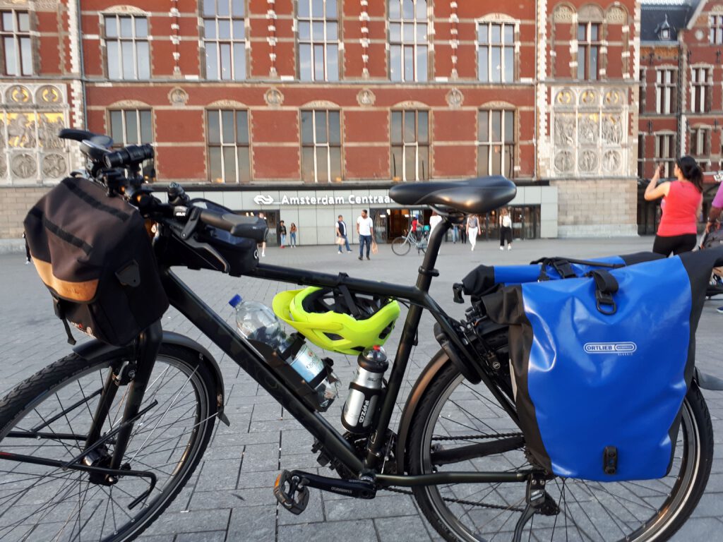 Statieportret van mijn fiets voor Amsterdam CS, voordat ik aan deze idiote fietstocht ga beginnen.
