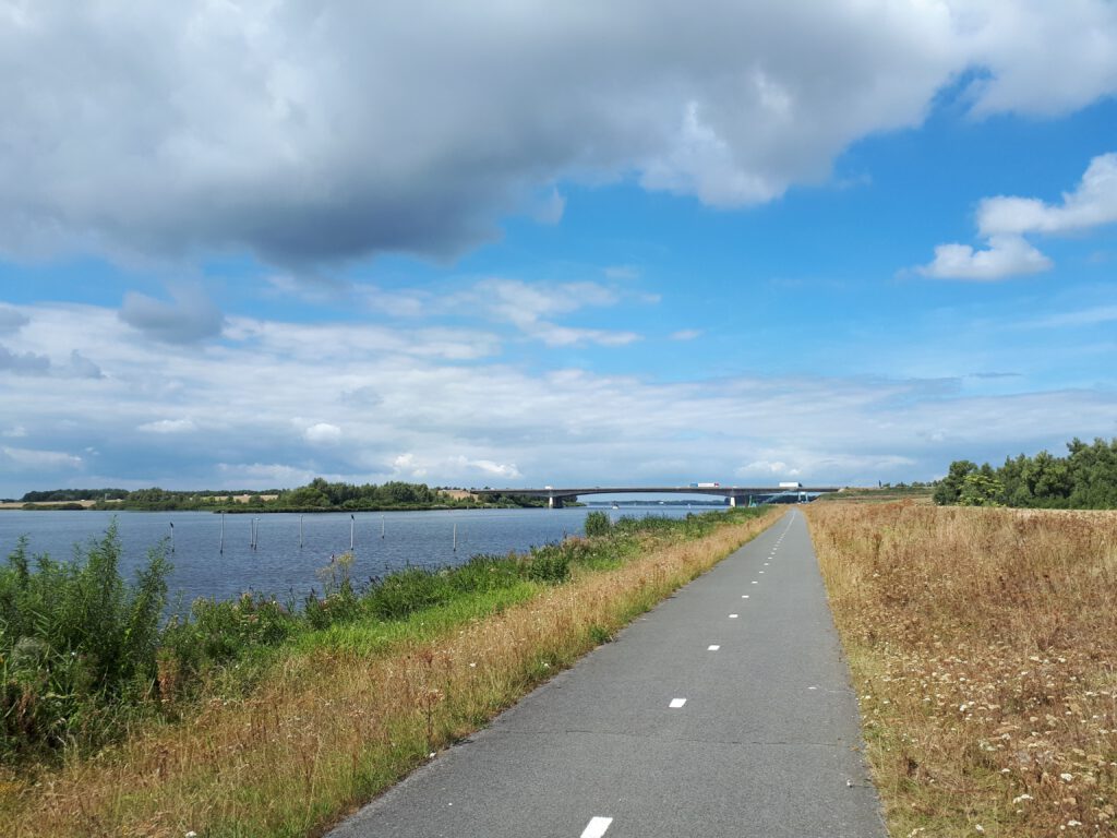 Langs het Gooimeer door Flevoland. Een week geleden fietste ik hier de andere kant op tijdens de nachtelijke fietstocht Amsterdam - Dieren.
