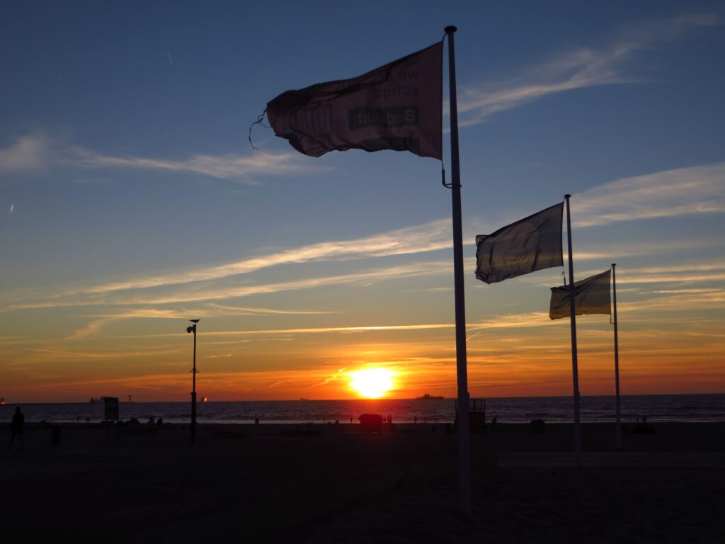 's Avonds naar het strand geweest bij Hoek van Holland en genoten van een mooie zonsondergang.