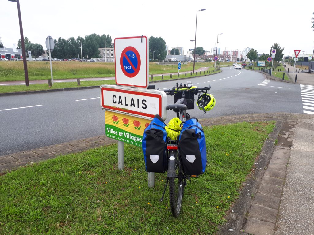 Aankomst in Calais na een paar kilometers met regen.