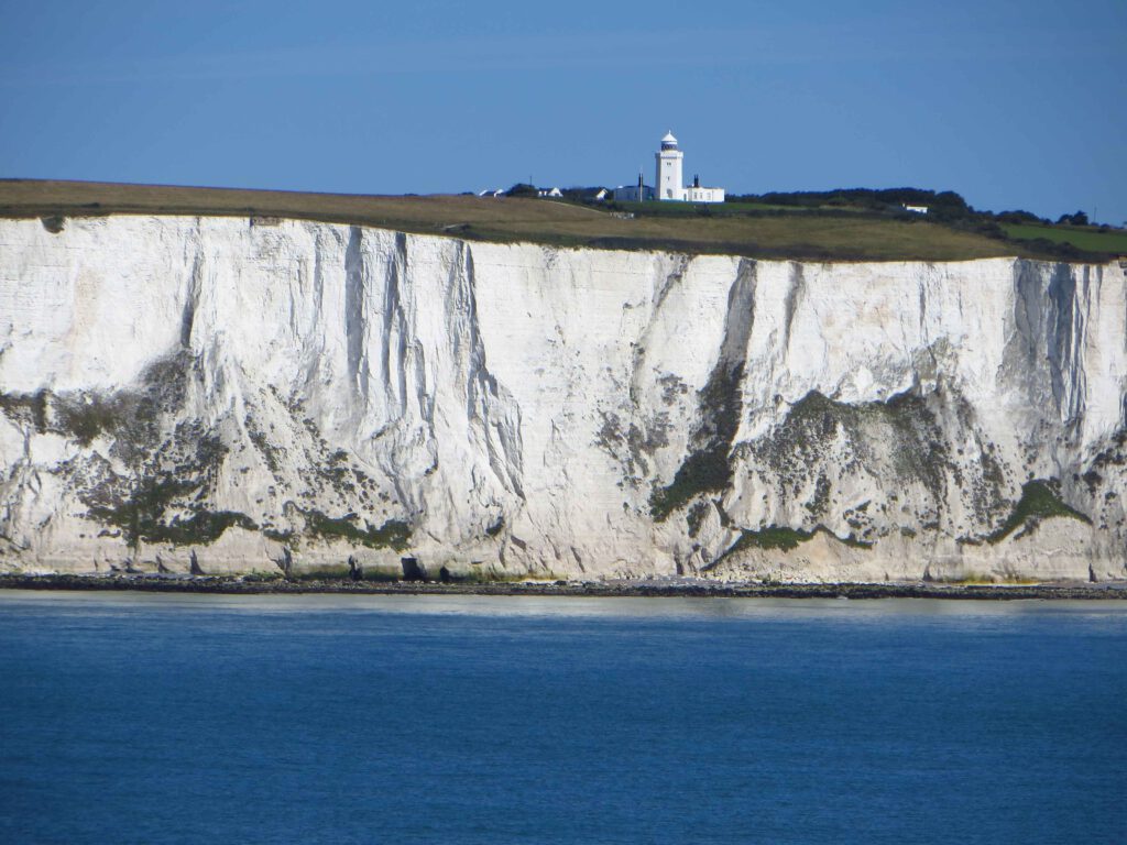 The white cliffs of Dover met de vuurtoren South Foreland Lighthouse bij het dorpje St Margaret’s Bay.