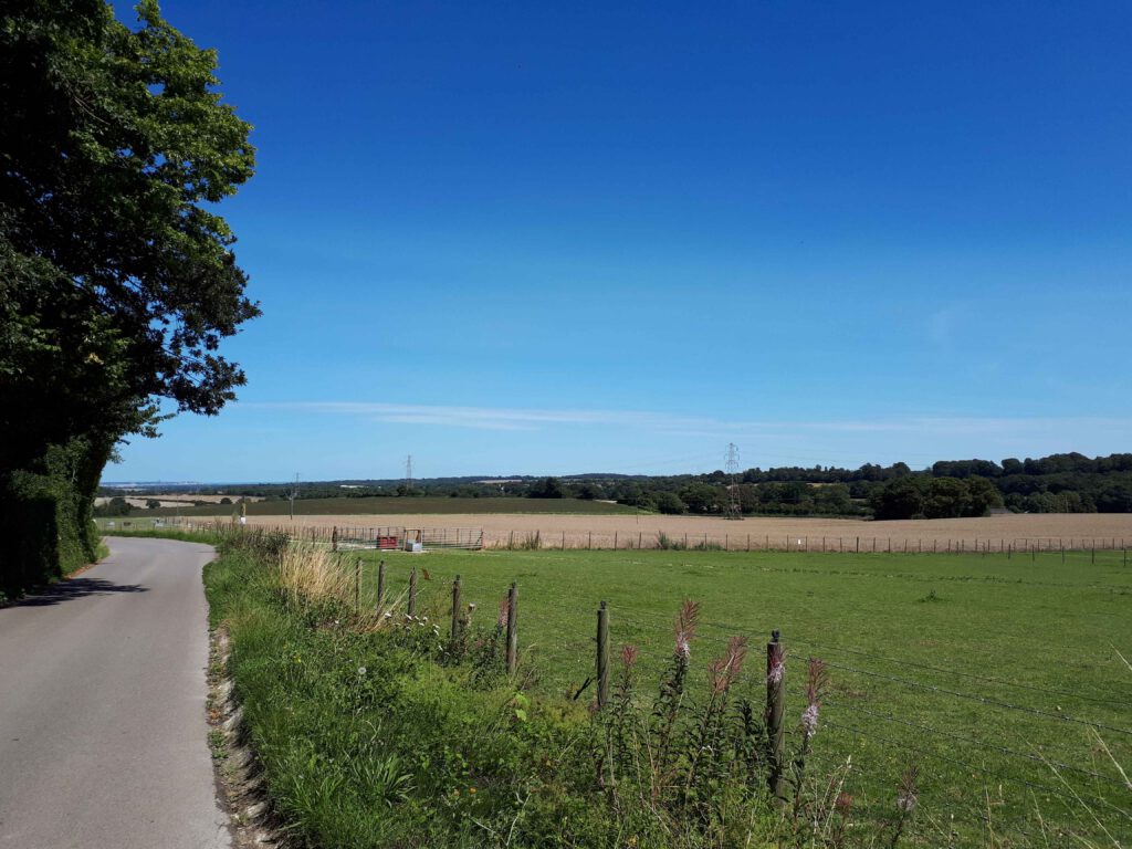 Mooie wijdse uitzichten tijdens het fietsen naar Canterbury over het landschap van Kent.