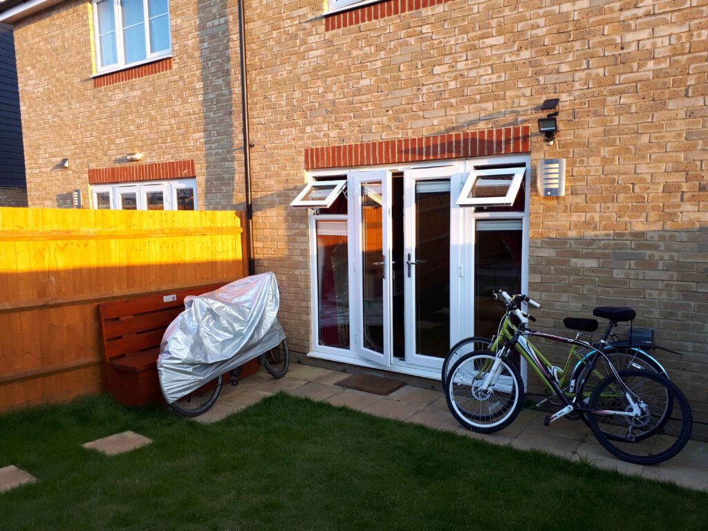 De Airbnb voor vandaag was in Sittingbourne, de fiets stond veilig achter het huis in de tuin onder een afdekzeiltje.