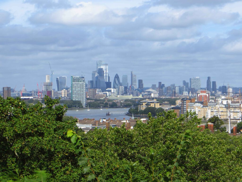 Prachtig uitzicht vanuit het park bij het Koninklijk Observatorium van Greenwich over London.