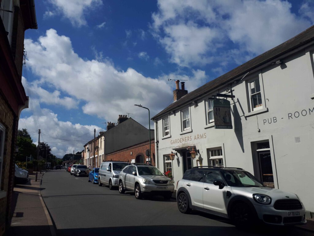 Ergens in de buurt van Higham, zo'n typisch Engelse straat met een mooie wolkenlucht.